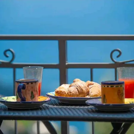 In Amalfi Coast: Bouganvillea Romantica Casa Vista Mare Holiday home Furore